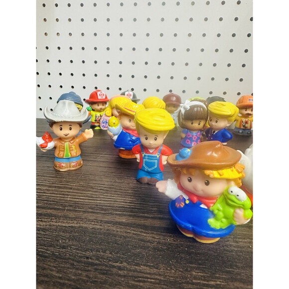 FISHER PRICE LITTLE PEOPLE LOT (28) COUNTRY & FIRST RESPONDERS, PILOTS, ANIMALS - Picture 6 of 11